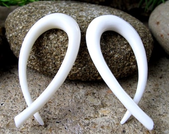 Ein Paar 2G Carved Bone Ohrringe, Tribal Gauged Schmuck L4566