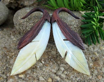 One pair of  4G Real gauge Hand Carved Sono wood and mother of pearl ear gauge, Seraphim gauge,Tribal Earring, Organic Gauge L4101