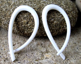 Ein Paar 8G Carved Bone Tribal Ohrringe, Organic Gauge, Piercingschmuck L4566