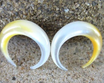 4G   small pincher gauges, Organic, mother of pearl  carving , Body Piercing jewelry L2551