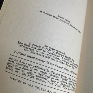 Pu&ograve; includere: Una copertina di libro con il titolo "Baron Orgaz" e il testo "A Bantam Book pubblicato nel settembre 1974". Le informazioni sul copyright includono l'anno 1974 e il testo "Tutti i diritti riservati. Questo libro non pu&ograve; essere riprodotto, in tutto o in parte, per mezzo di mimeografo o di qualsiasi altro mezzo, senza autorizzazione. Per informazioni, rivolgersi a: Bantam Books, Inc."