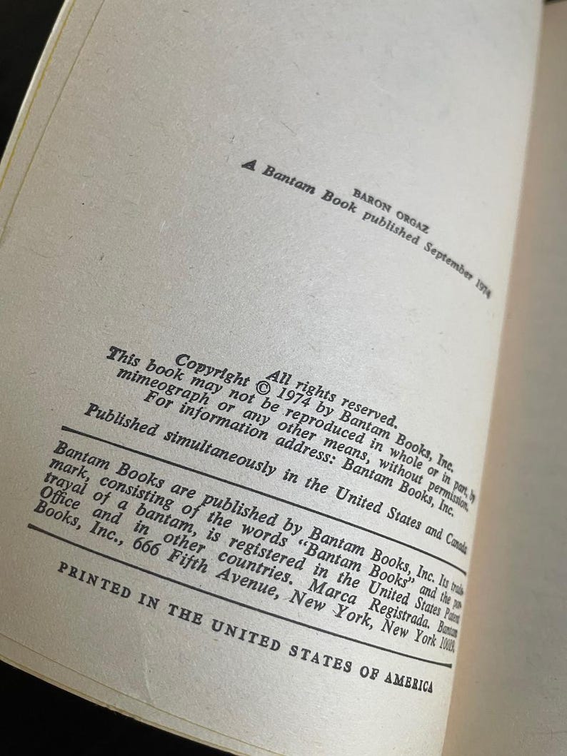 Pu&ograve; includere: Una copertina di libro con il titolo "Baron Orgaz" e il testo "A Bantam Book pubblicato nel settembre 1974". Le informazioni sul copyright includono l'anno 1974 e il testo "Tutti i diritti riservati. Questo libro non pu&ograve; essere riprodotto, in tutto o in parte, per mezzo di mimeografo o di qualsiasi altro mezzo, senza autorizzazione. Per informazioni, rivolgersi a: Bantam Books, Inc."