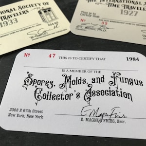 Puede incluir: Una tarjeta de membresía blanca con texto negro que dice "No. 47 This is to certify that is a member of the Spores, Molds, and Fungus Collector's Association" con la dirección "2368 E 67th Street New York, New York" y una firma que dice "E. Magnus Fries, Secy."