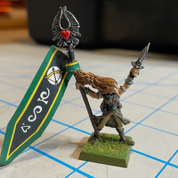 Figurine en métal Citadel peinte à la main - personnage de jeu de rôle vintage 1984 elfe Warhammer avec bannière