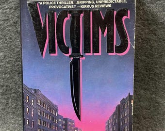 Vittime di Dorothy Uhnak. Brossura Signet, prima ristampa del 1987. Romanzo poliziesco d'epoca di un'ex detective.