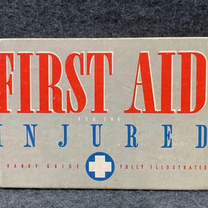 Primeros auxilios para heridos: una guía práctica. 1937. De bolsillo. Completamente ilustrado. Folleto de referencia clásico de tapa dura, de no ficción.
