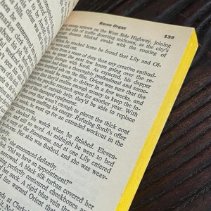 Pu&ograve; includere: Primo piano di una pagina di libro con il titolo "Baron Orgaz" e il numero di pagina "139". Il testo della pagina riguarda un progetto cinematografico e le persone coinvolte. La pagina &egrave; ingiallita dal tempo.
