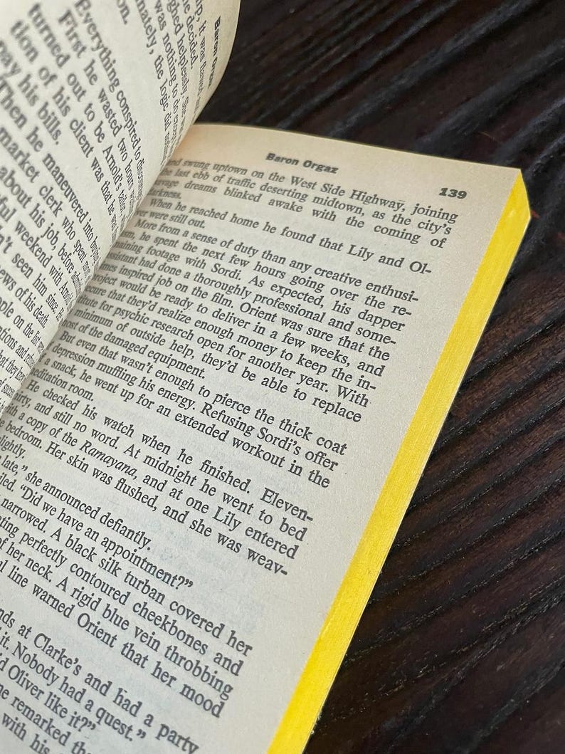 Pu&ograve; includere: Primo piano di una pagina di libro con il titolo "Baron Orgaz" e il numero di pagina "139". Il testo della pagina riguarda un progetto cinematografico e le persone coinvolte. La pagina &egrave; ingiallita dal tempo.