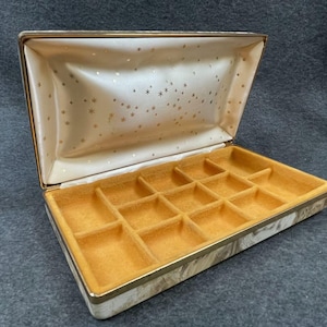 Lovely little jewelry box - gold felt interior marbled cream exterior - midcentury clamshell style with padded satin with gold starbursts