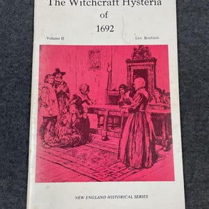 以下が含まれることがあります： 「The Witchcraft Hysteria of 1692」というタイトルの本で、赤と白の表紙です。表紙には、部屋にいる人々の歴史的なイラストが描かれています。この本は「New England Historical Series」の一部です。