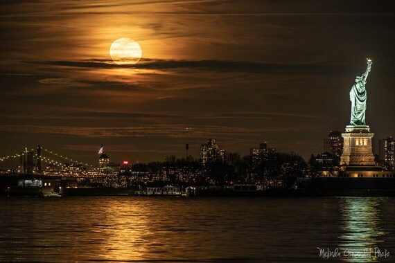 New York Photography, Lady Liberty, Night Photography, Moon Photography, Supermoon, Super Blood Wolf Moon, Moon Photo Print