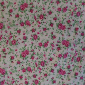 Choice FabricsのWildflowers Groupの小さなピンクのバラ。1ヤードあたりの生地価格 #2391