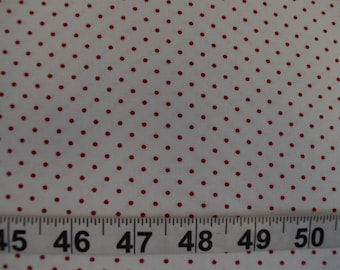 Pois rouges d'Essential Dots par Moda Fabrics. Quilt ou tissu artisanal, tissu par mètre.