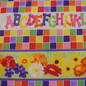 Alfabeto y flores de la colección "Letras y flores" de TRD Portfolio para Wilmington Prints. Tela cortada a medida n.° 2945.