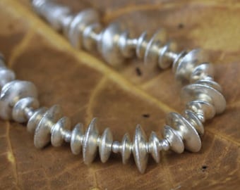 Handmade silver disks beaded bracelet (B0058)