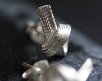 Handmade silver knot stud earrings with streaks (E0170)