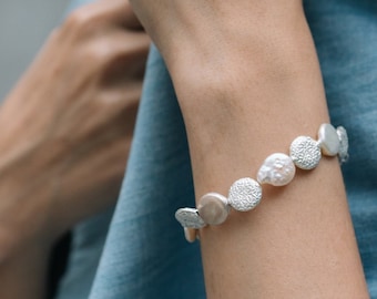 Flat pearl beads and patterned silver beads bracelet (B0019A)