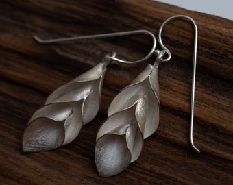 Three hanging Calla lily flowers handmade silver earrings (E0205)