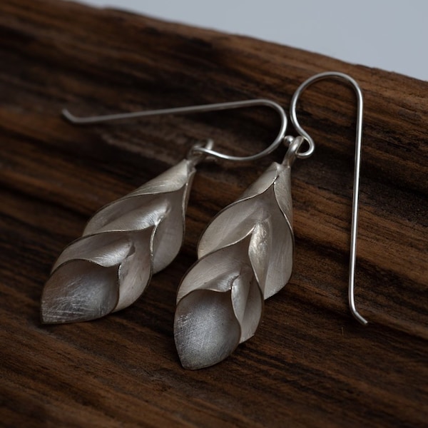 Three hanging Calla lily flowers handmade silver earrings (E0205)