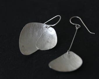 Rounded leaves asymmetrical earrings (E0180)