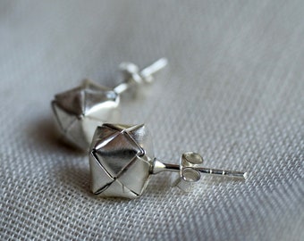 Pendiente de botón de plata con forma de cubo tejido a mano, accesorio para mujer, Karen Silver (E0130)