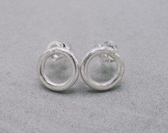 Circle silver stud earrings in silver (STE008)