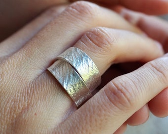 Handmade infinity wrap textured silver ring (R0029) <Custom Engraved Available>