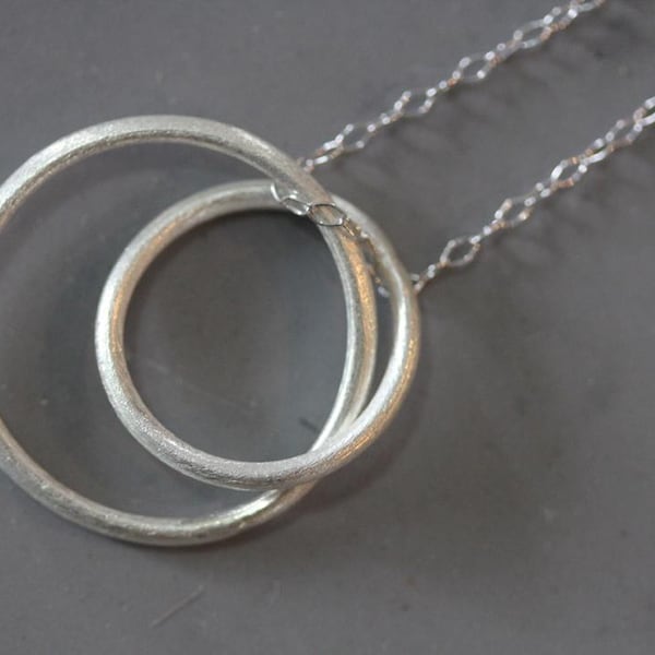 Two interlocking circles silver necklace in silver (STN0010)