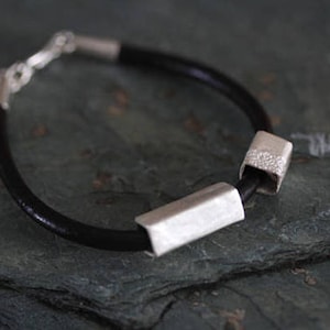 Lederarmband mit handgemachtem Silberteil und strukturierter Oberfläche*Männerarmband*Silberarmband*Armband mit Perle*Perlenarmband*Männerarmband*Armband mit Perle*Perlenarmband (B0067)