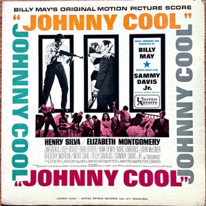 Puede incluir: Una portada de álbum de vinilo vintage para la película "Johnny Cool" con Henry Silva y Elizabeth Montgomery. La portada del álbum es blanca con texto rojo, naranja y azul. El texto dice "Johnny Cool" y presenta los nombres de los actores y el compositor Billy May.