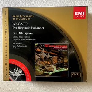 Puede incluir: Un álbum de vinilo vintage titulado "Great Recordings of the Century" con "Der fliegende Holländer" de Wagner, dirigido por Otto Klemperer. La portada del álbum tiene un diseño dorado y negro con el logotipo de EMI Classics.