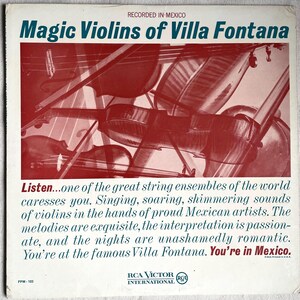 Puede incluir: Una portada de disco de vinilo vintage que presenta un primer plano de tres violines. La portada es roja, blanca y azul con el texto "Magic Violins of Villa Fontana" y "Recorded in Mexico".