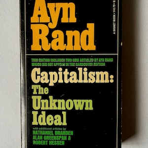 Pode incluir: Um livro de bolso preto e verde intitulado "Capitalismo: O ideal desconhecido" de Ayn Rand. A capa do livro apresenta um título amarelo com o nome do autor em letras grandes e em negrito. O livro inclui dois novos artigos de Ayn Rand, que não apareceram na edição de capa dura.