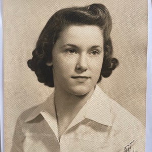 Foto d'epoca trovata: ritratto in studio di giovane donna, carta ruvida, c. 1940 - 1960