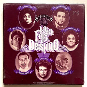 Könnte beinhalten: Vintage Schallplattenhülle für Verdis "La Forza del Destino". Das Cover ist in Dunkelburgunder gehalten und zeigt ovale Porträts der Darsteller, darunter Leontyne Price und Placido Domingo. Der Titel ist in großen, stilisierten weißen Buchstaben gehalten.