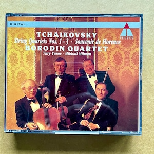 Könnte beinhalten: Ein CD-Gehäuse mit einem Foto des Borodin-Quartetts, einem Streichquartett, das Tchaikowskys Streichquartette Nr. 1-3: Souvenir de Florenz aufführt. Der Text "TCHAIKOVSKY" und "BORODIN QUARTET" ist in Rot auf der Vorderseite des Gehäuses gedruckt.