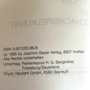 May include: A book cover with the title "Schachspielkunst" in black text. The book's ISBN is 3-921202-86-8. The copyright information states "(c) 1985 by Joachim Beyer Verlag, 8607 Hollfeld. Alle Rechte vorbehalten." The cover also includes information about the layout and printing of the book.