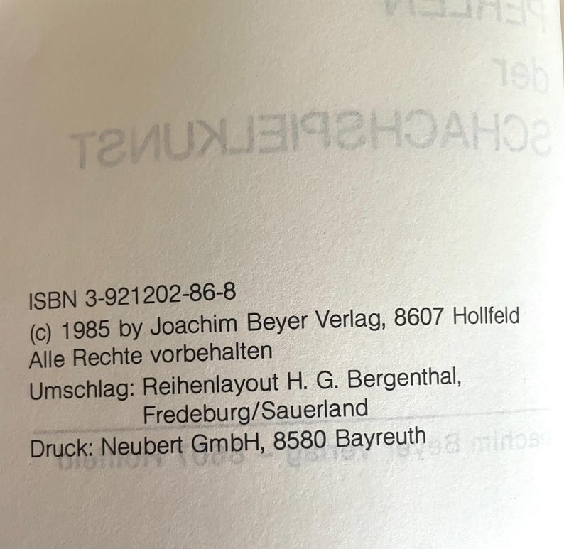 May include: A book cover with the title "Schachspielkunst" in black text. The book's ISBN is 3-921202-86-8. The copyright information states "(c) 1985 by Joachim Beyer Verlag, 8607 Hollfeld. Alle Rechte vorbehalten." The cover also includes information about the layout and printing of the book.
