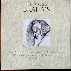 Może przedstawiać: Okładka starego albumu z napisem "JOHANNES BRAHMS" pogrubioną czcionką. Na środku znajduje się szkic twarzy mężczyzny. Poniżej wymienione są tytuły kompozycji muzycznych w języku niemieckim. Logo Intercord znajduje się na dole.