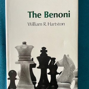 以下が含まれることがあります： ウィリアム・R・ハートストン著「The Benoni」というタイトルの白い本。R.G.ウェイド編集のコンテンポラリー・チェス・オープニングシリーズの一部。表紙には、白黒のチェスの駒のイラストが描かれている。