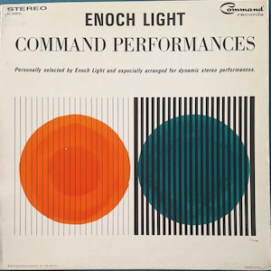 Puede incluir: Una portada de disco de vinilo vintage con un fondo a rayas blancas y negras y dos círculos, uno naranja y otro turquesa, en el centro. El texto en la portada dice "Enoch Light Command Performances" y "Personalmente seleccionado por Enoch Light y especialmente arreglado para actuaciones estéreo dinámicas."