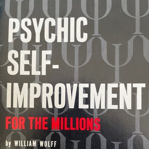 Puede incluir: Portada de libro con fondo negro y texto blanco que dice "Psychic Self-Improvement for the Millions" en letras negritas. El texto "by William Wolff" está en letras más pequeñas debajo del título. El fondo está decorado con un patrón repetido de la letra griega psi.