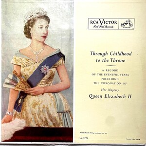 Könnte beinhalten: Vintage RCA Victor Schallplattenalbumcover mit einem Porträt von Königin Elizabeth II. Das Albumcover enthält den Text "Through Childhood to the Throne" und das RCA Victor-Logo. Die Königin trägt eine Krone, Schmuck und eine Schärpe.