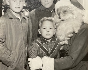 Foto antigua encontrada: Niños con Papá Noel, grandes almacenes, 1957