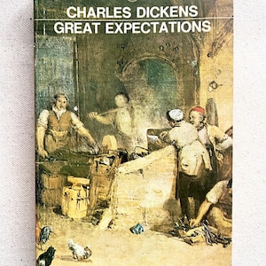 Puede incluir: Una portada de libro de bolsillo vintage de Penguin English Library con una ilustración de un taller de herrería con tres hombres trabajando. El título del libro es "Charles Dickens Grandes Esperanzas".