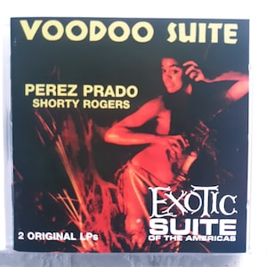 Puede incluir: Una portada de álbum en blanco y negro con el título "Voodoo Suite" en letras amarillas. El álbum presenta a Perez Prado y Shorty Rogers. La portada también incluye el texto "Exotic Suite of the Americas" y "2 Original LPs".
