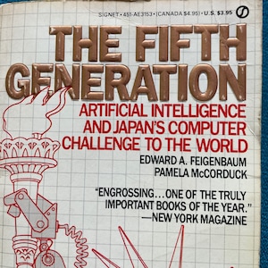 Puede incluir: Una portada de libro con una ilustración rojo, blanco y azul de una antorcha. El título del libro es "The Fifth Generation: Artificial Intelligence and Japan's Computer Challenge to the World" de Edward A. Feigenbaum y Pamela McCorduck. La portada también incluye una cita de la revista New York: "Engrossing... One of the truly important books of the year."