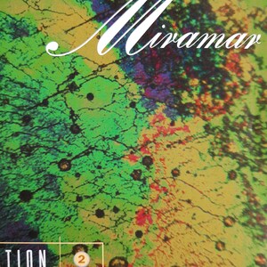 Könnte beinhalten: Ein bunter abstrakter Hintergrund mit dem Wort "Miramar" in weißer Kursivschrift. Der Text "TION 2" befindet sich in der linken unteren Ecke des Bildes.