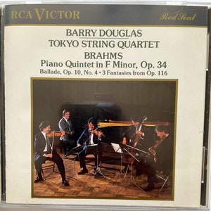 Op de afbeelding: Een CD-hoes met een foto van een strijkkwartet dat speelt. De tekst op de hoes luidt "RCA VICTOR Red Seal Barry Douglas Tokyo String Quartet Brahms Piano Quintet in F Minor, Op. 34 Ballade, Op. 10, No. 4 - 3 Fantasies from Op. 116"