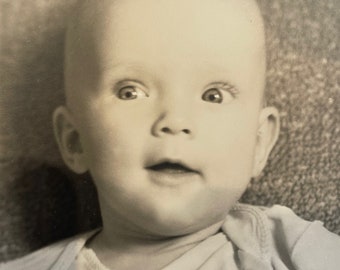 Foto y tarjeta de bebé en tonos vintage, años 40.